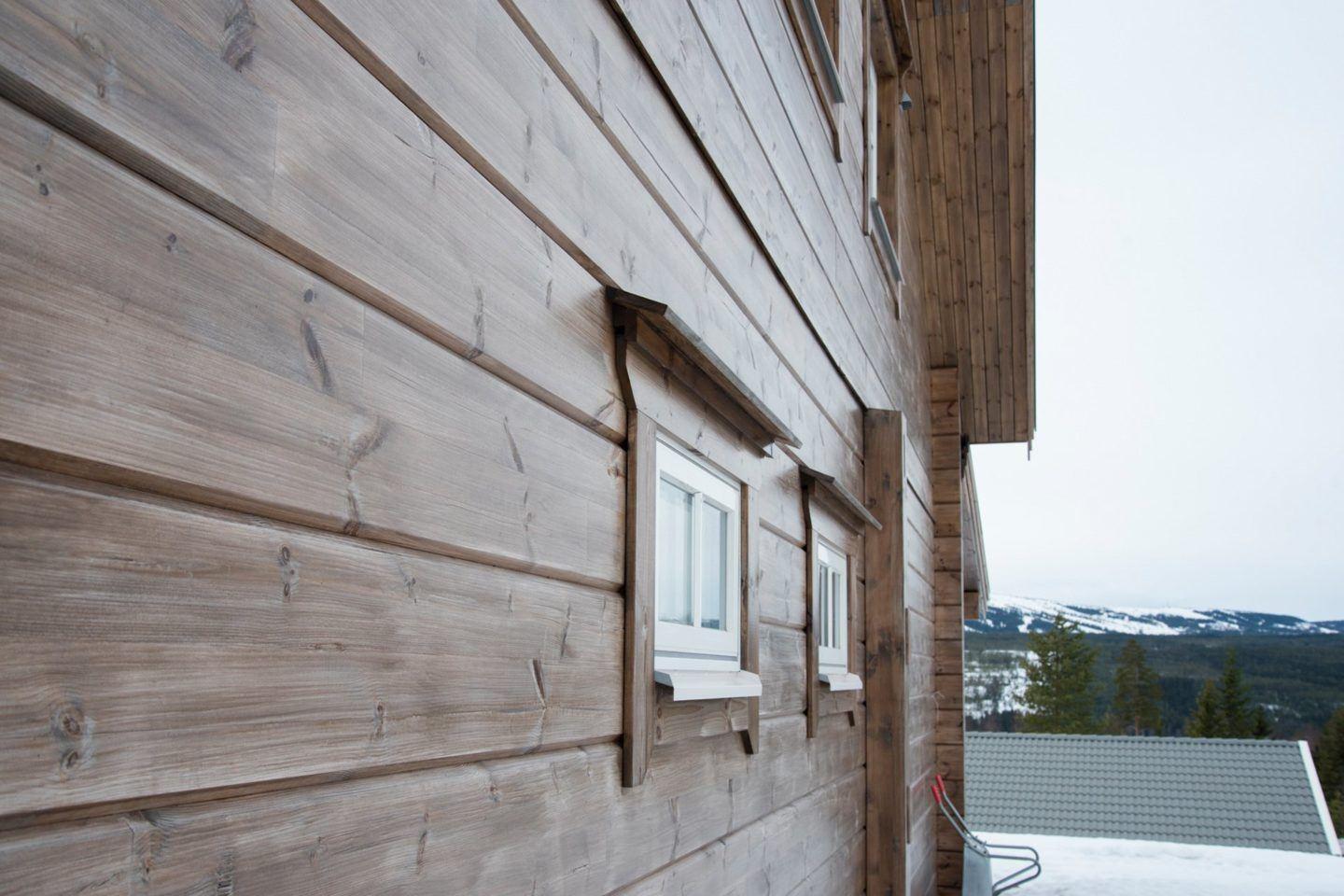 Ein Blockhaus in den Bergen Schwedens